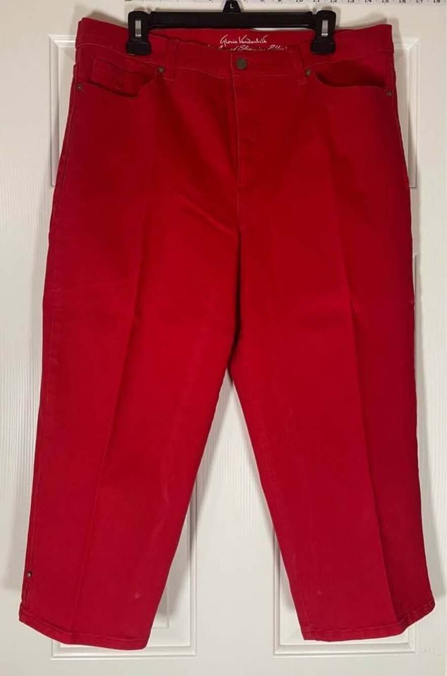 Women’s Gloria Vanderbilt Red Capris Size 16